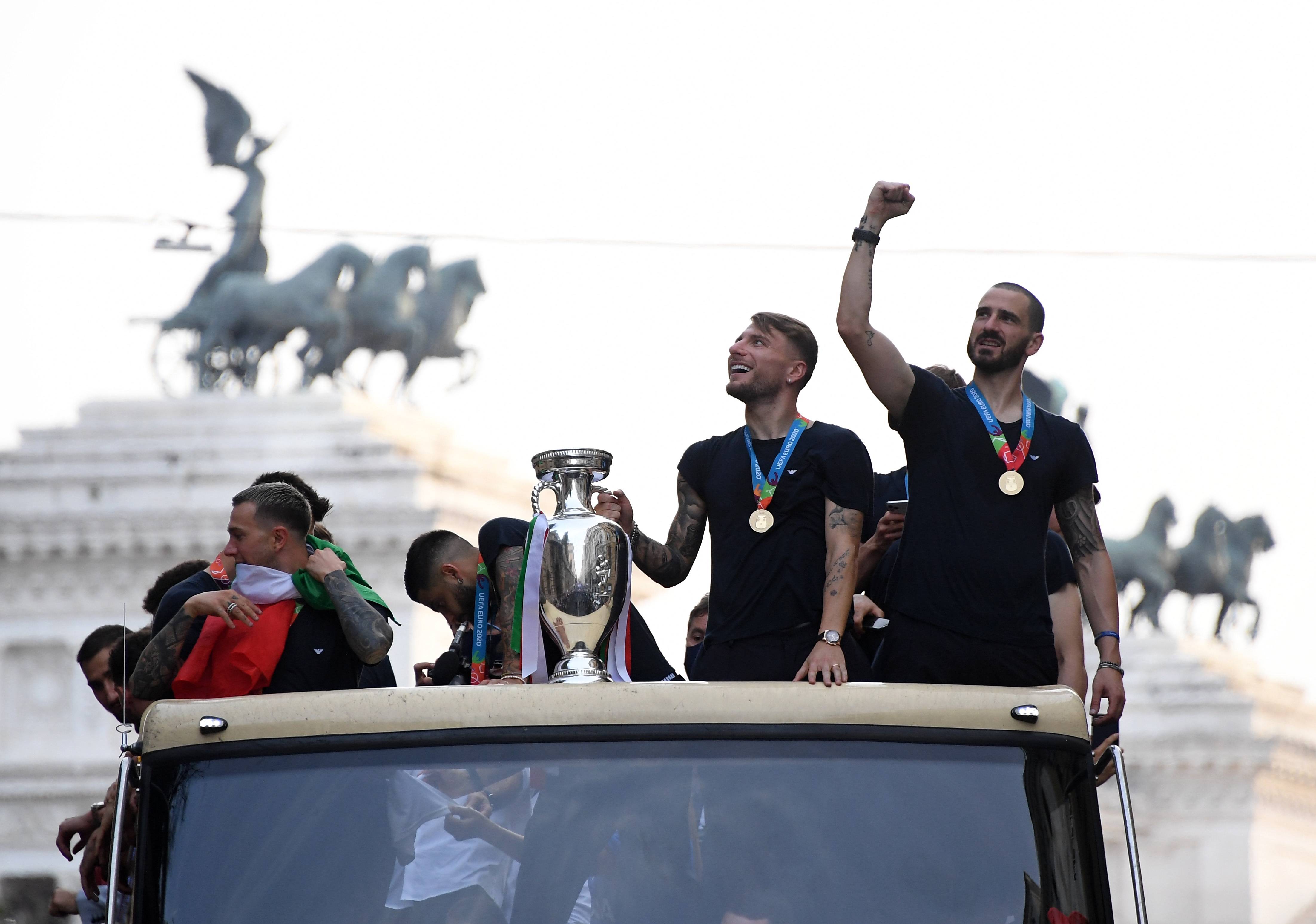 关于西方球队掀起热潮,球迷疯狂欢呼的信息 关于西方球队掀起热潮,球迷疯狂欢呼的信息